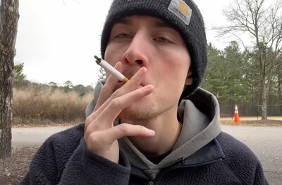 Лечение зависимости от табакокурения в Печорах Мужчина с сигаретой делает затяжку