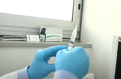 Проведение кодирования Вивитролом в Печорах Шприц с Вивитролом в руках у врача